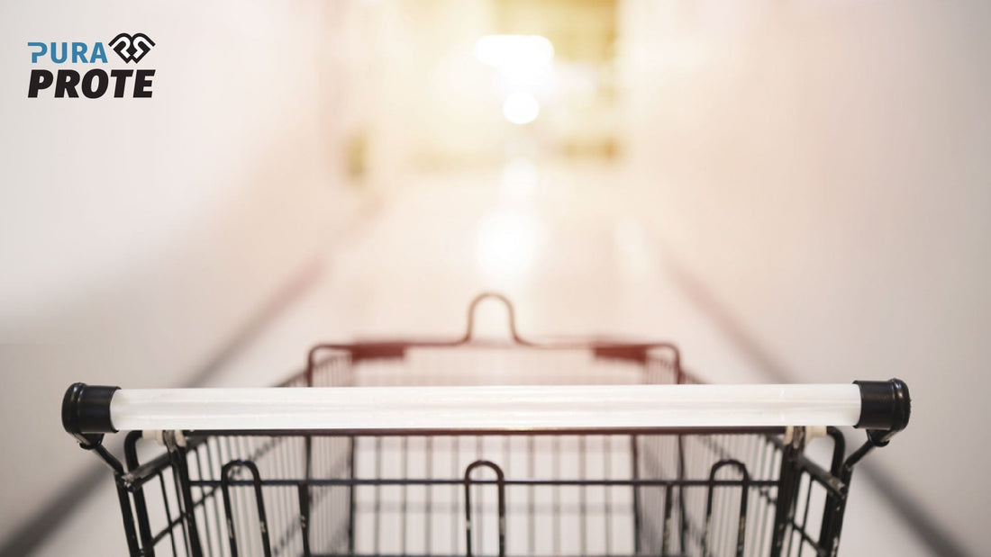 Fotografía de un carrito de supermercado vacío en un pasillo iluminado