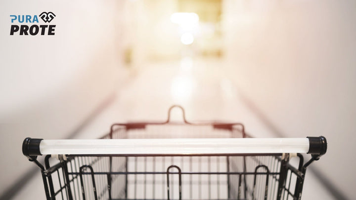 Fotografía de un carrito de supermercado vacío en un pasillo iluminado