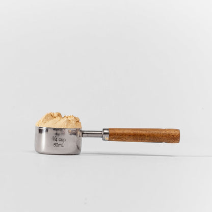 imagen lateral de scoop pura prote con polvo de proteina de arveja organica