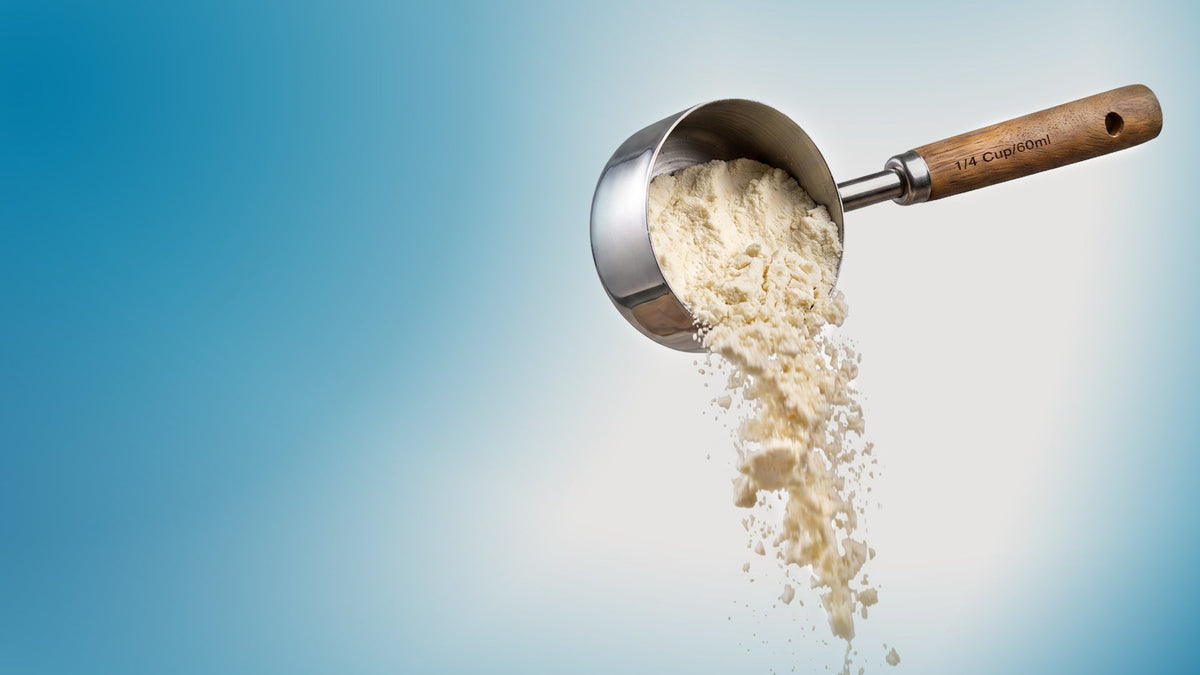 imagen de un scoop pura prote flotante con polvo de proteina